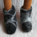 Handgefilzte Stiefel für 30 cm Figur - Filzstiefel - braun-schwarz-meliert